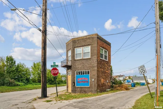 $100,000 | 1365 1/2 13th Avenue, East Moline, IL 61244