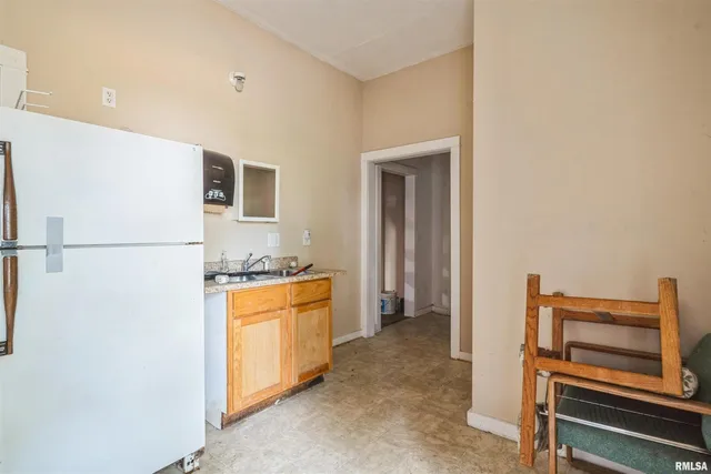 $100,000 | 1365 1/2 13th Avenue, East Moline, IL 61244