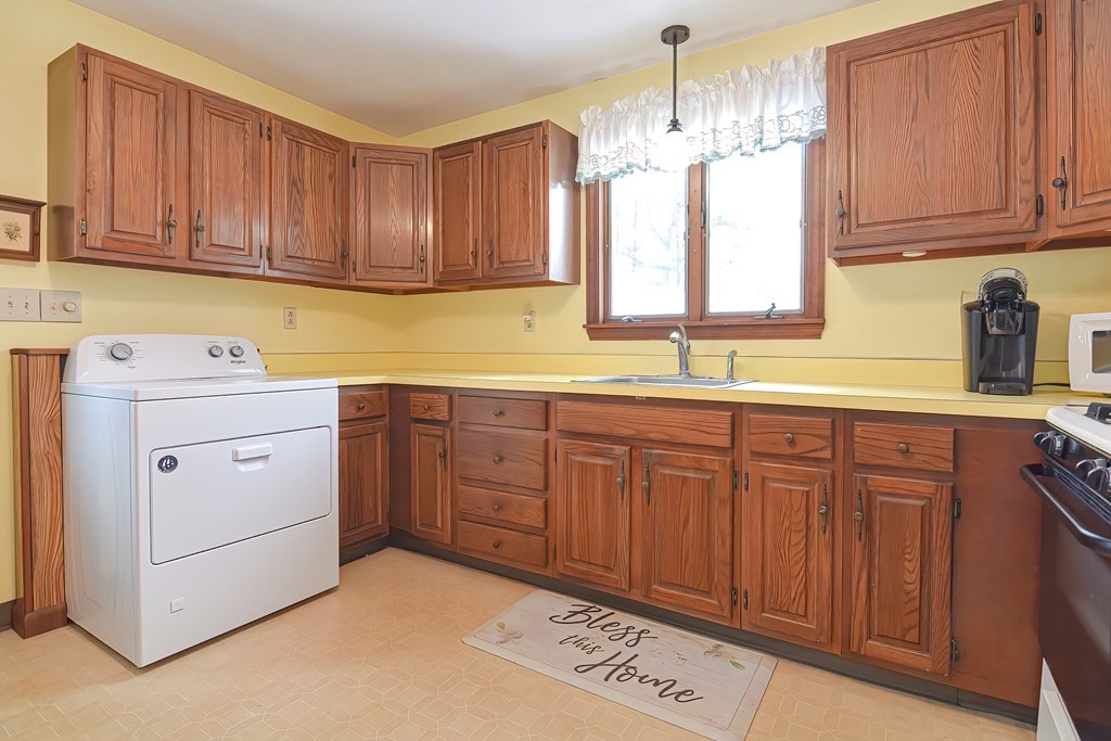 36 Woodbine Road Stoughton, MA 02072 - Photo 8 of 27 Gallery Image 8