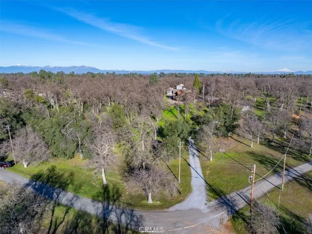 a view of a house with backyard and trees