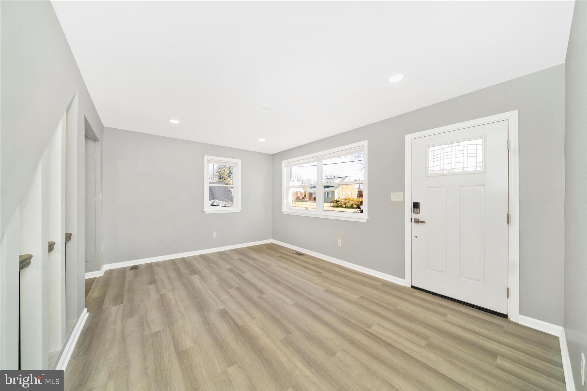 913 Highview Drive Capitol Heights, MD 20743 - Photo 10 of 70 Living Room