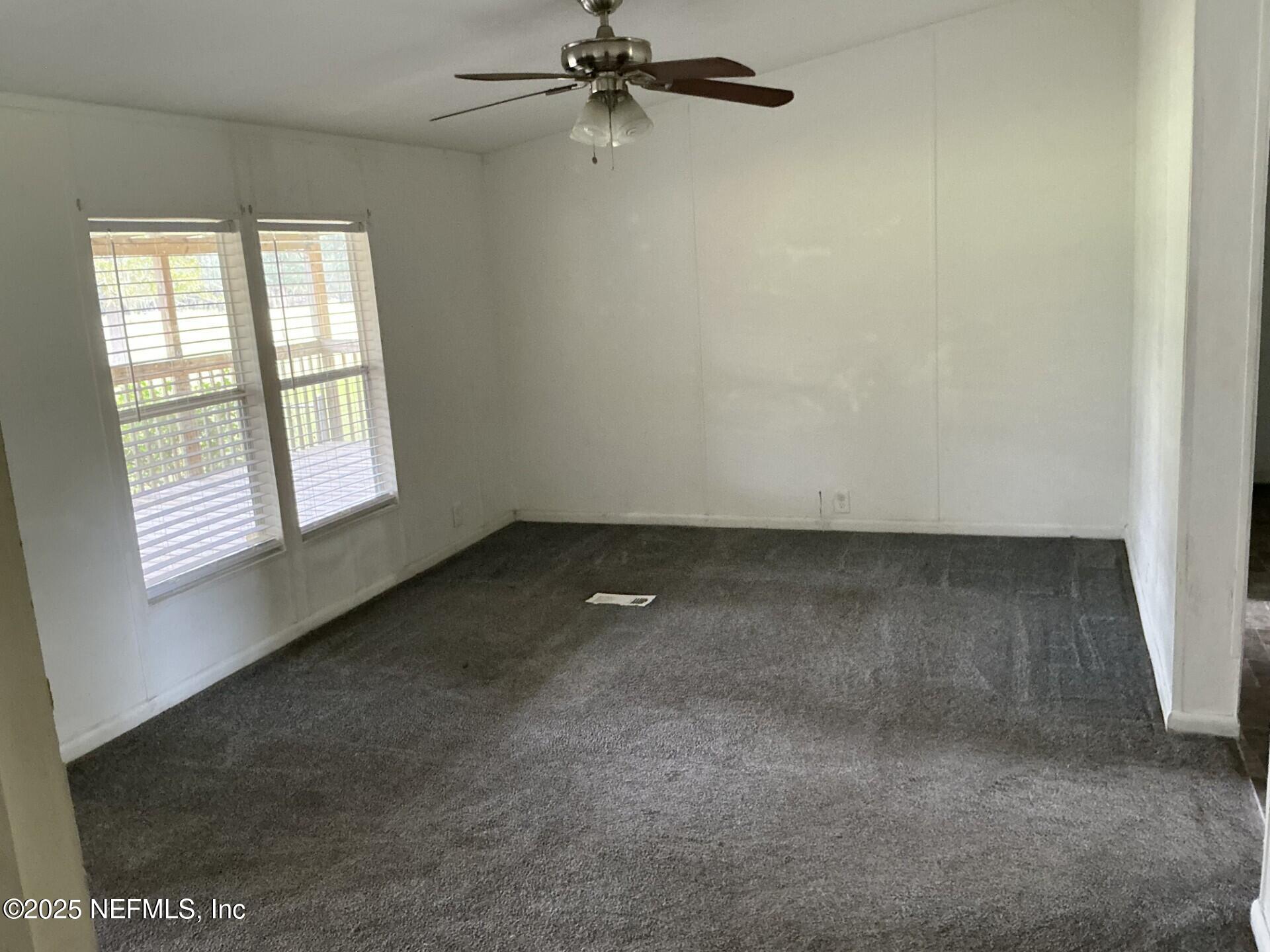 147 Homestead Road Palatka, FL 32177 - Photo 5 of 24 Living room