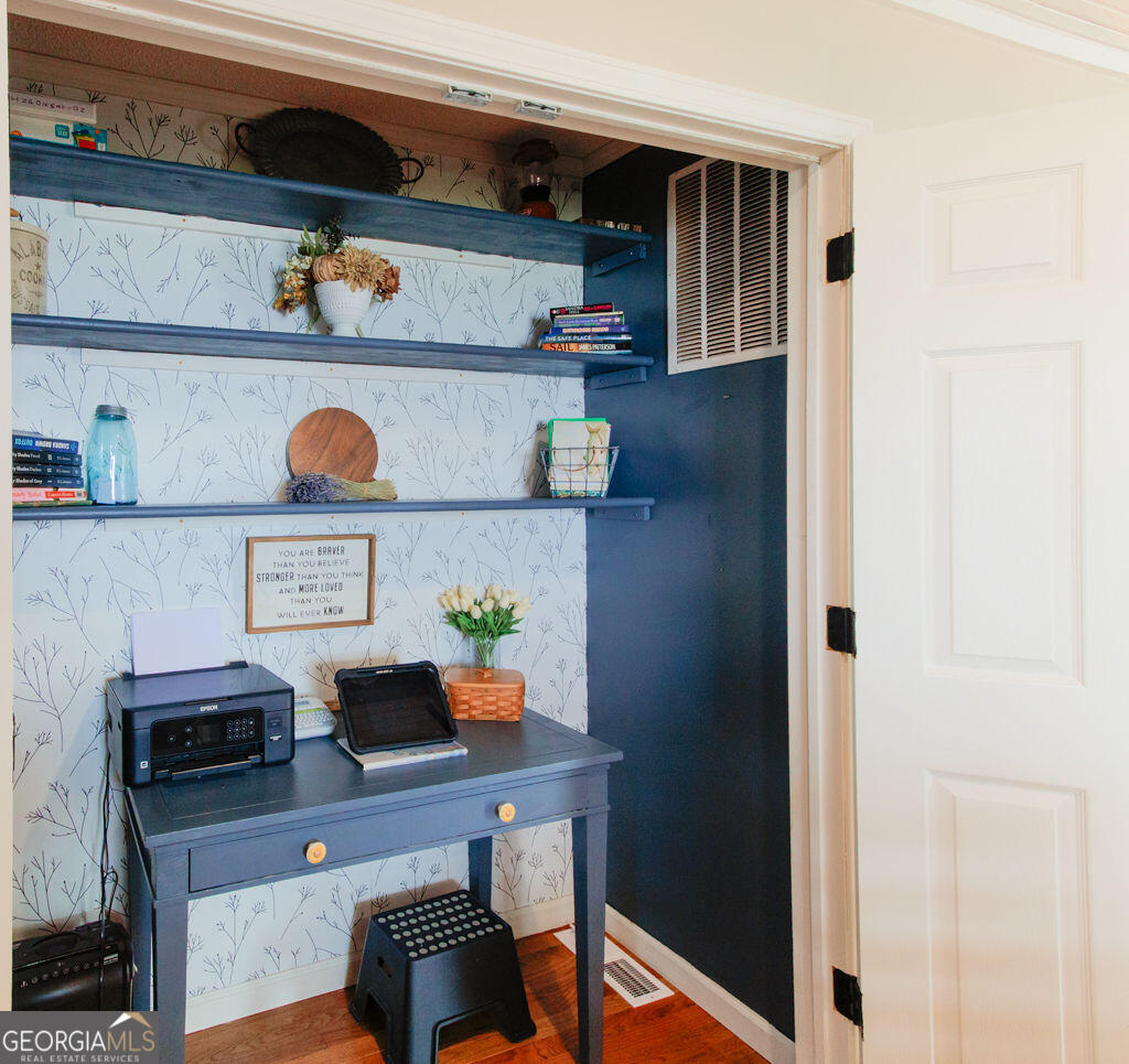 81 Docks Hook Lane Georgetown, GA 39854 - Photo 28 of 33 a work place with wooden table and chair