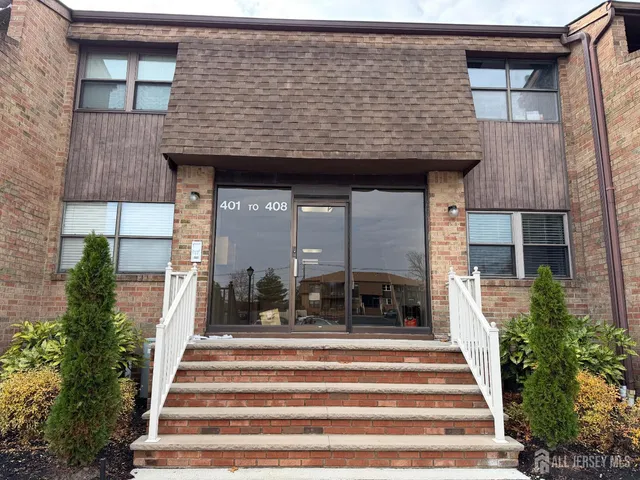 a view of a house with a fountain