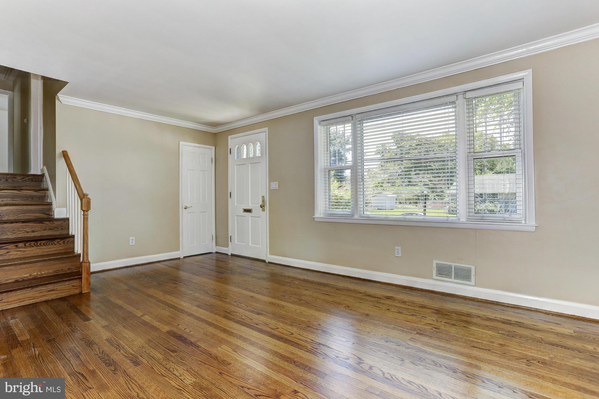 320 Aigburth Road Baltimore, MD 21286 - Photo 2 of 26 Living Room