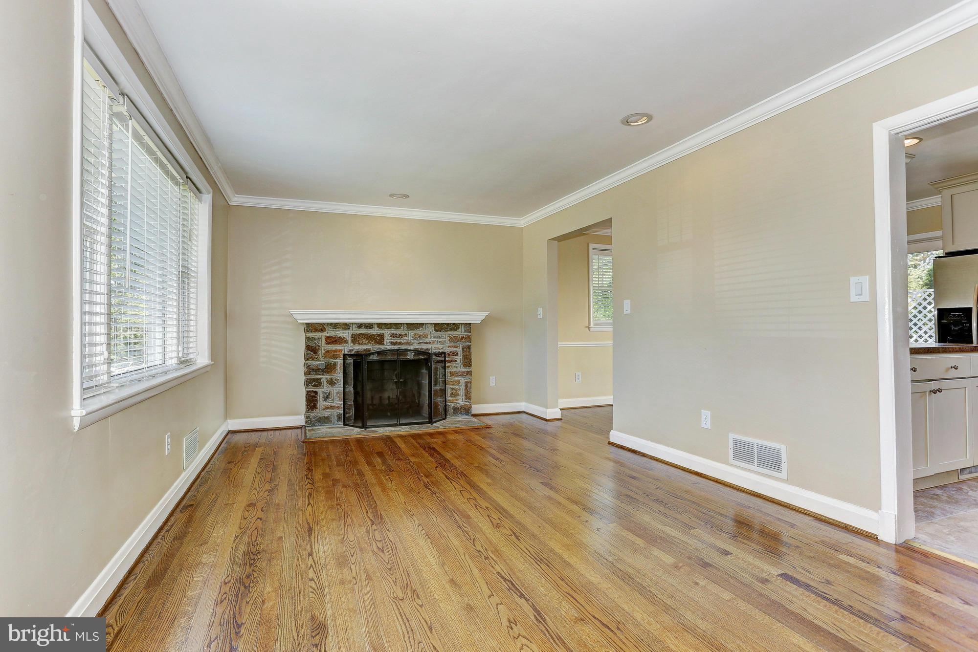 320 Aigburth Road Baltimore, MD 21286 - Photo 3 of 26 Living Room