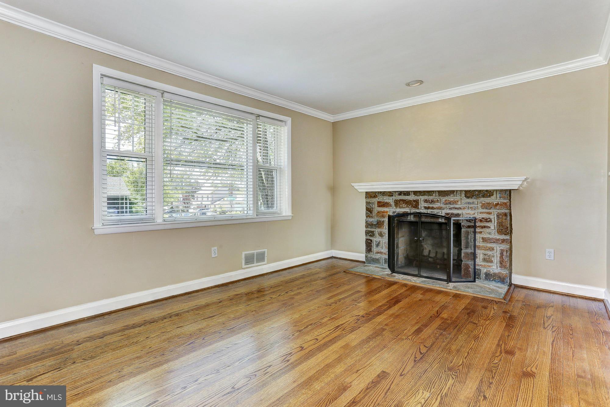320 Aigburth Road Baltimore, MD 21286 - Photo 4 of 26 Living Room