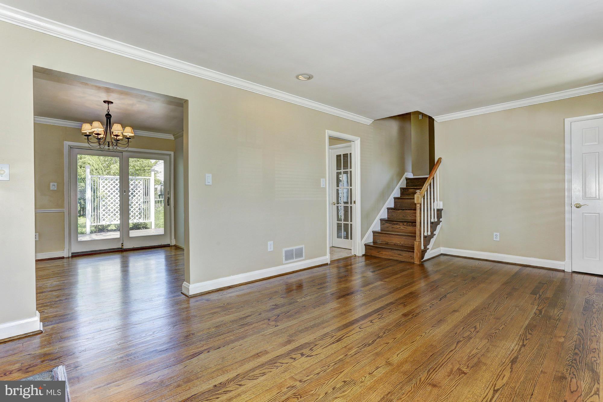 320 Aigburth Road Baltimore, MD 21286 - Photo 5 of 26 Living Room