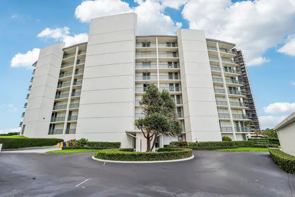 $6,500 | 5400 North Ocean Drive, Unit PHA, Singer Island, FL 33404