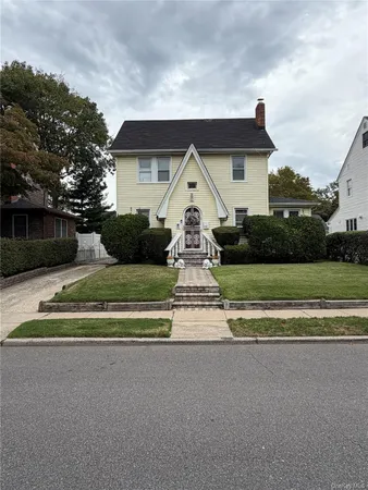 $685,000 | 881 Lorenz Avenue, Baldwin, NY 11510