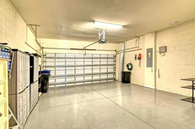 a view of a house with backyard and garden