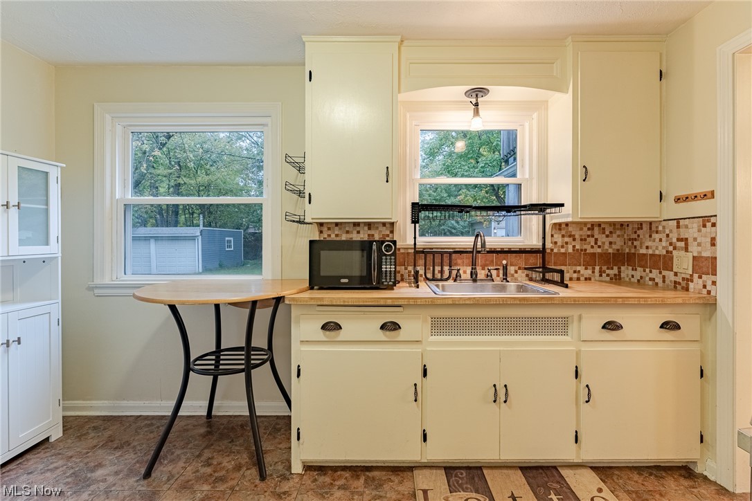 2227 Barrington Road Cleveland, OH 44118 - Photo 9 of 25 Gallery Image 9