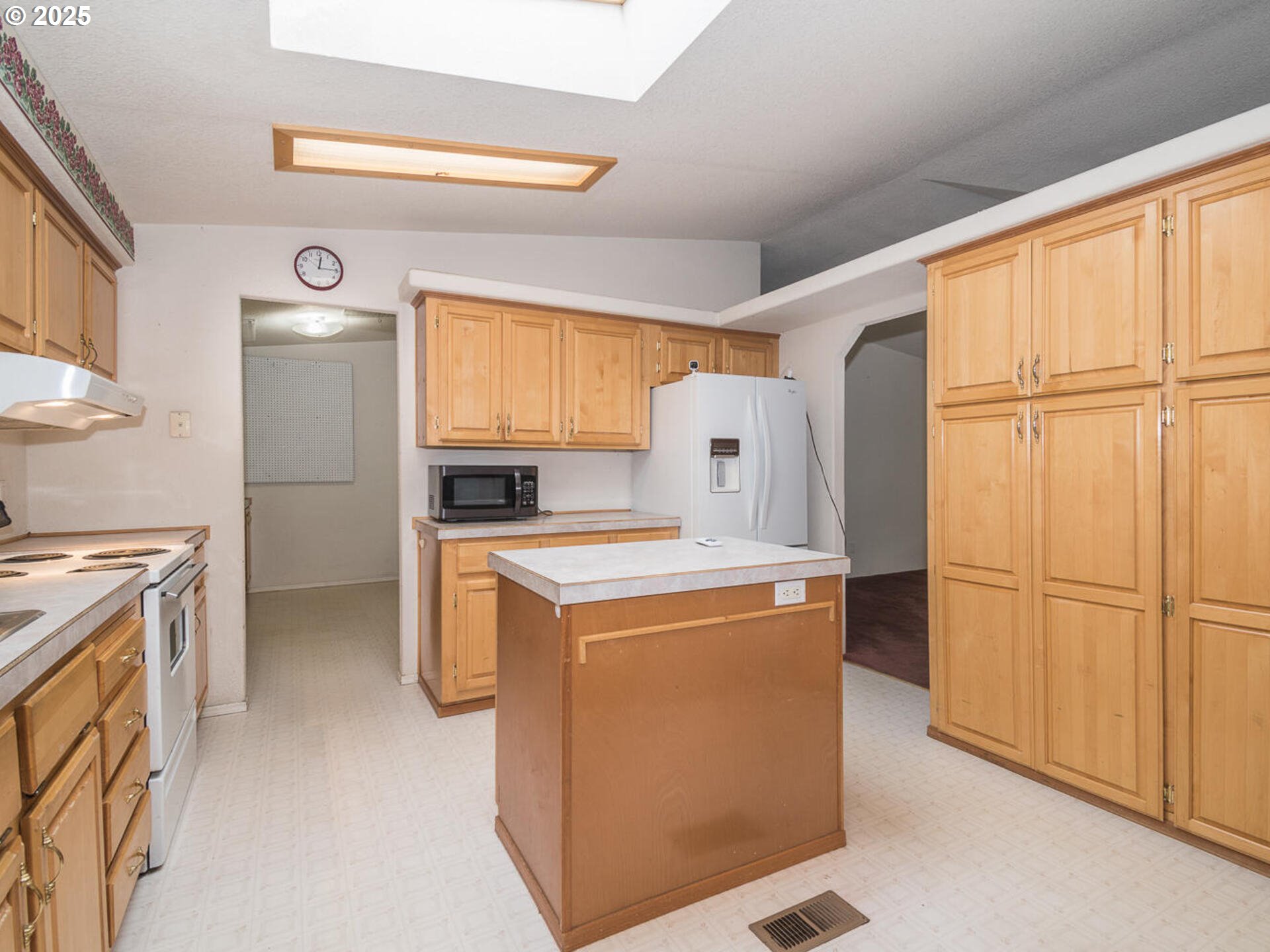1949 Southeast Palmquist Road, Unit 91 Gresham, OR 97080 - Photo 12 of 40 a utility room with dryer and washer