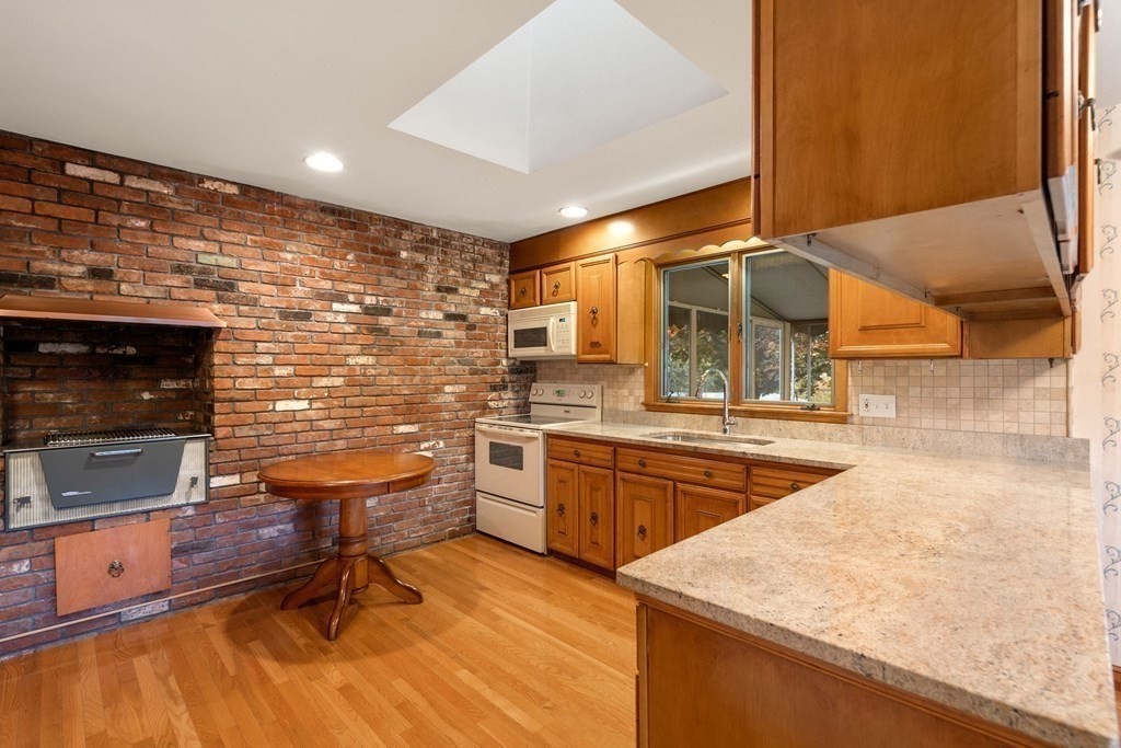 23 Lawndale Road Stoneham, MA 02180 - Photo 5 of 37 Gallery Image 5