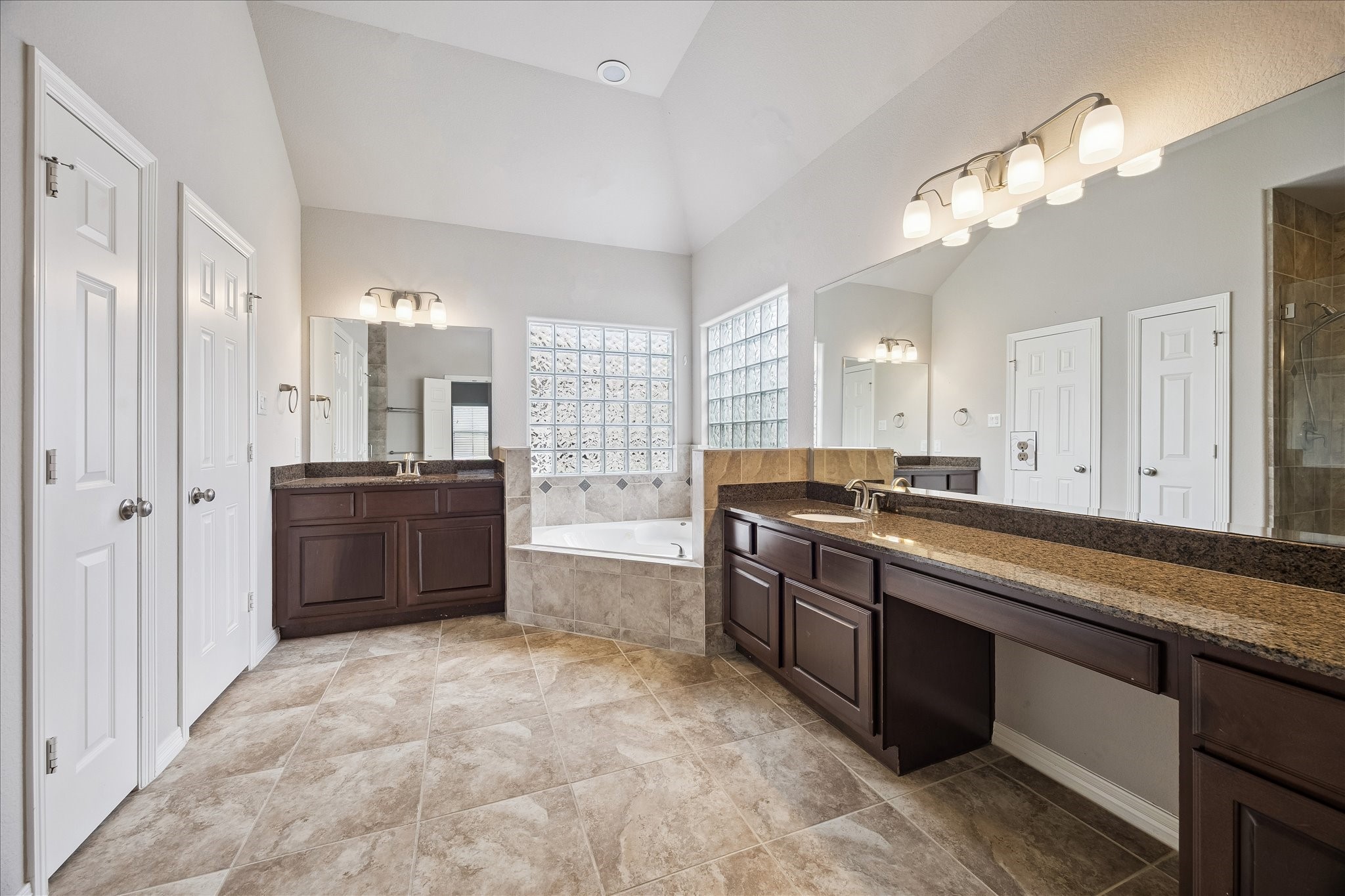 3002 Soutine Street Houston, TX 77021 - Photo 10 of 22 Huge ensuite master bathroom double vanity and a tub