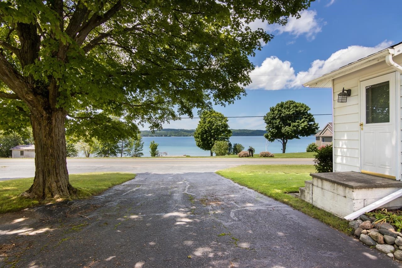 317 South Stony Point Road Suttons Bay, MI 49682 - Photo 11 of 38 1924131-ba071612-6b08-4ab2-bb79-135d0664161f.JPG