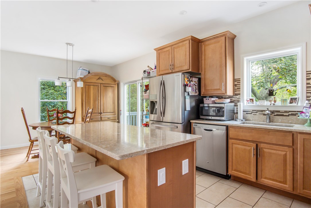 566 East Main Road Middletown, RI 02842 - Photo 12 of 34