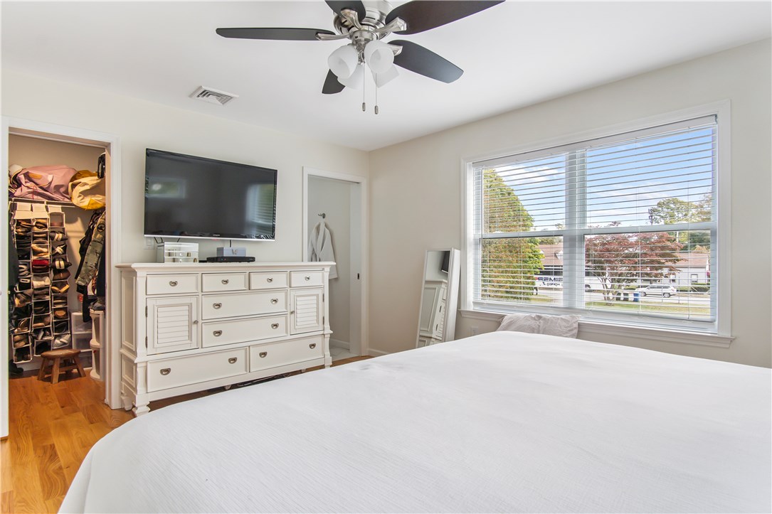 566 East Main Road Middletown, RI 02842 - Photo 15 of 34