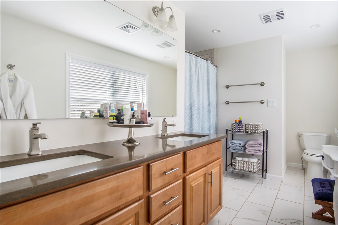 566 East Main Road Middletown, RI 02842 - Photo 16 of 34