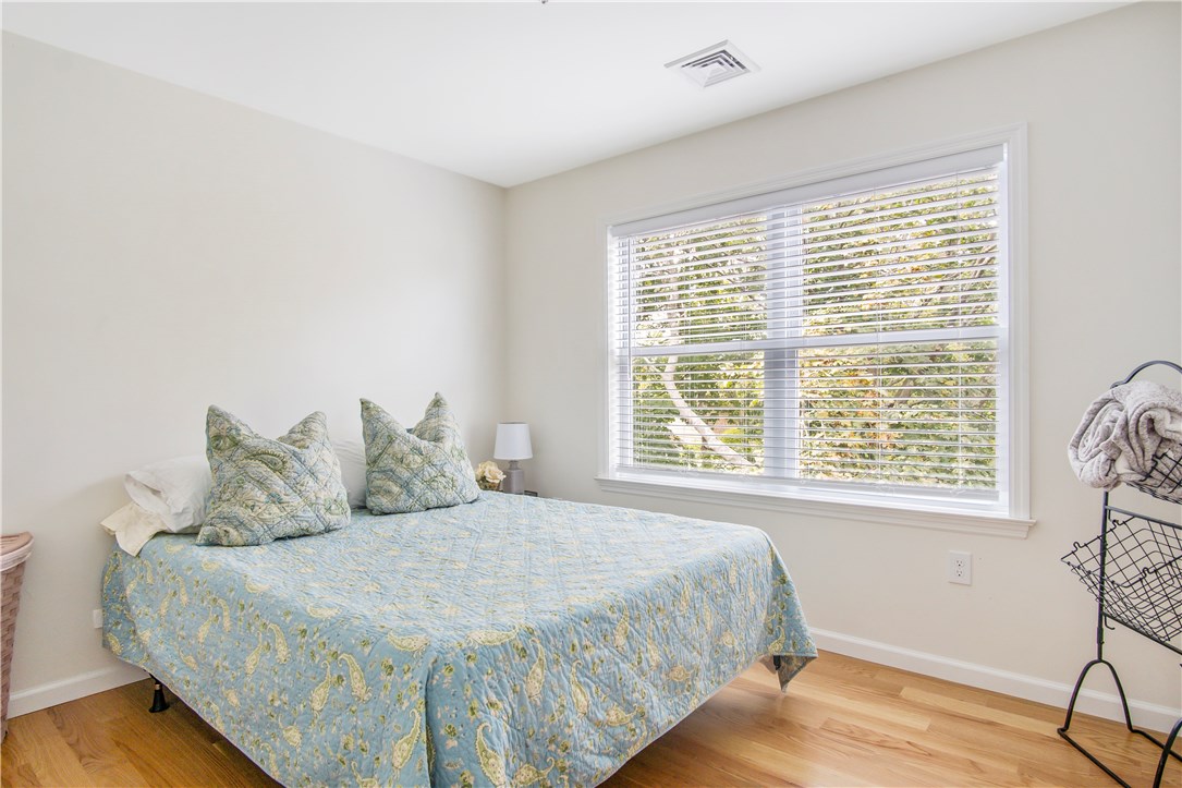 566 East Main Road Middletown, RI 02842 - Photo 20 of 34