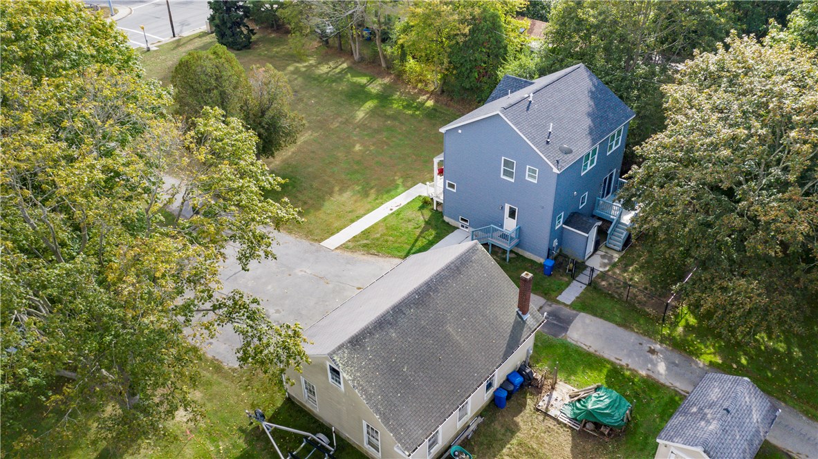 566 East Main Road Middletown, RI 02842 - Photo 3 of 34