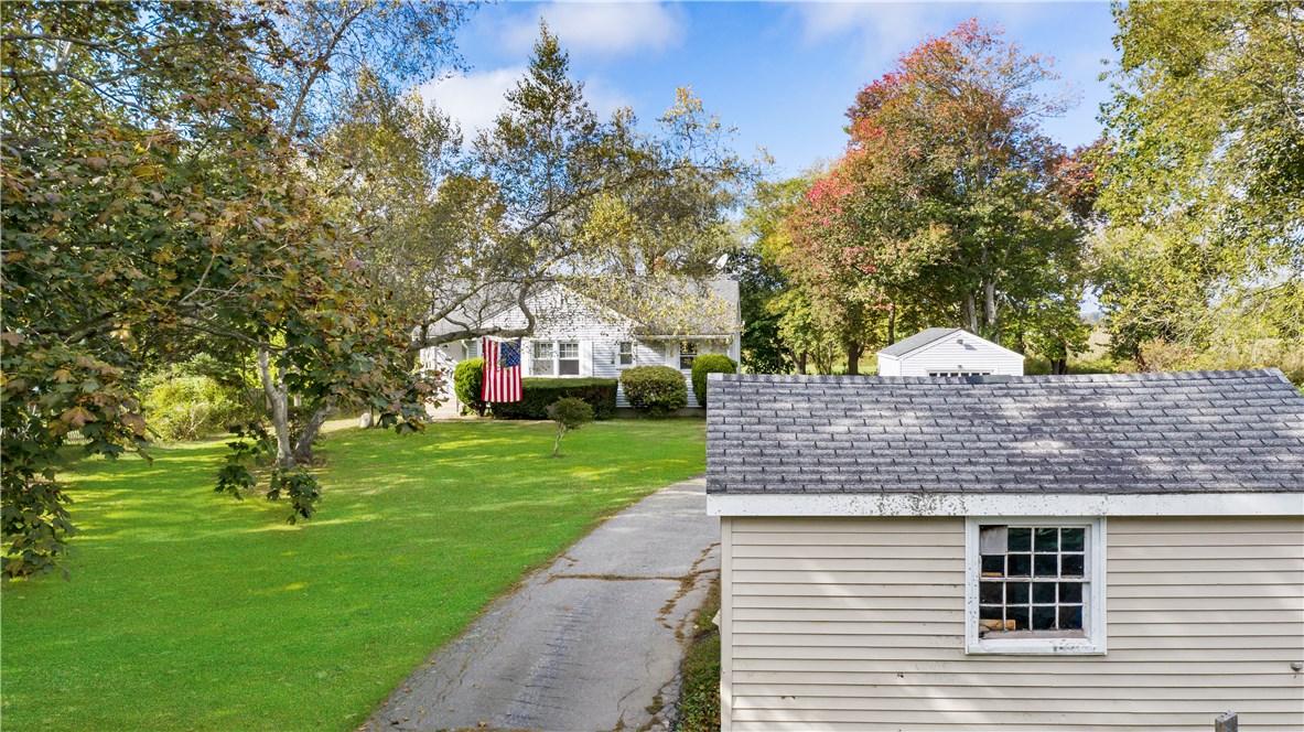 566 East Main Road Middletown, RI 02842 - Photo 4 of 34