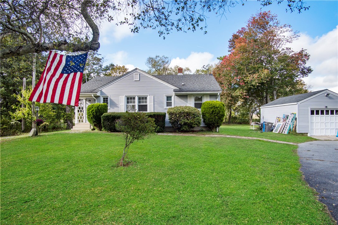 566 East Main Road Middletown, RI 02842 - Photo 6 of 34
