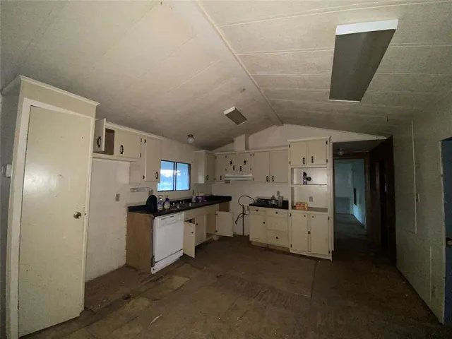 a view of livingroom with furniture