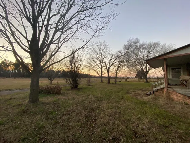 a view of a yard with a house