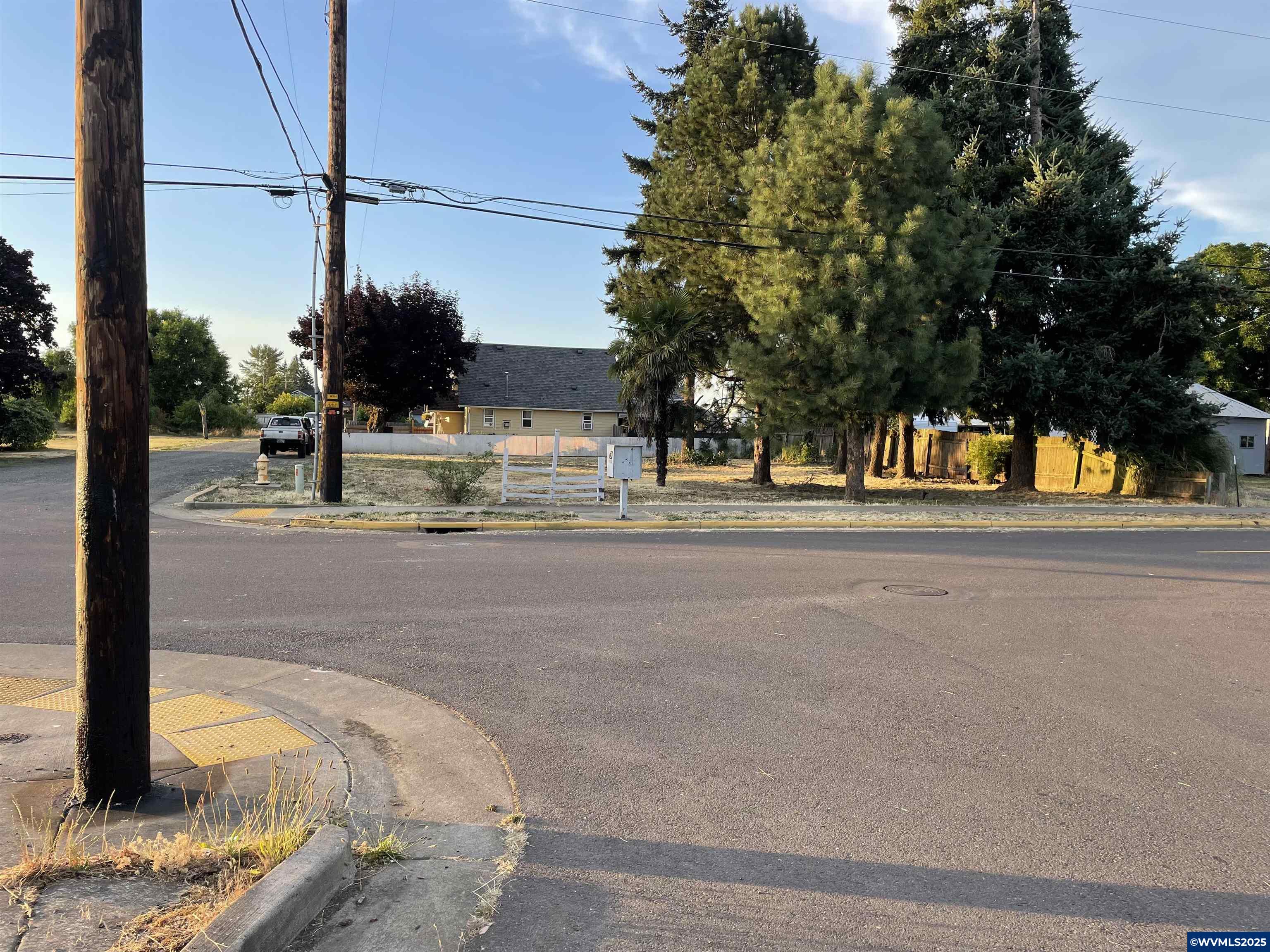 2187 Mill Street Lebanon, OR 97355 - Photo 2 of 2