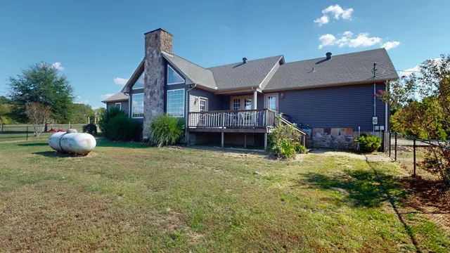 a view of a house with backyard and porch