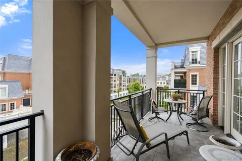 $1,798,000 | 6000 Royal Court, Unit 6202, North Hills, NY 11040
