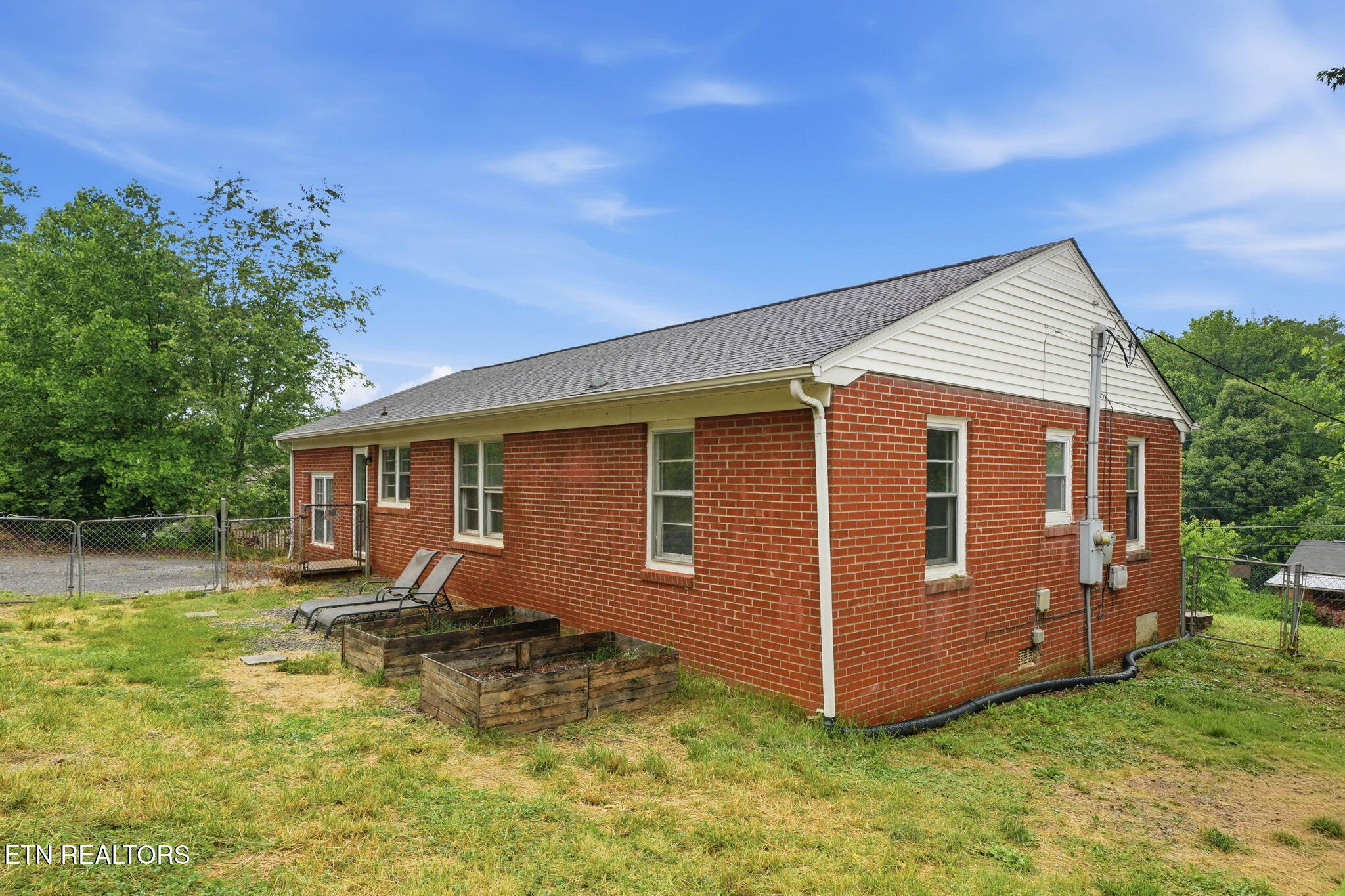 415 Parker Road Morristown, TN 37813 - Photo 3 of 20 10-web-or-mls-415 Parker Road-18