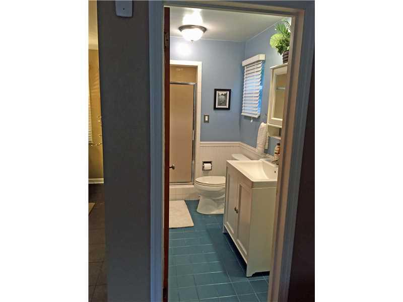 442 Patterson Road Bethel Park, PA 15102 - Photo 8 of 22 Full Bath. main floor, fresh and neutral bathroom.