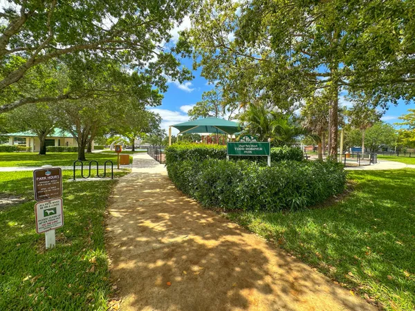 $609,000 | 430 La Mancha Avenue, Royal Palm Beach, FL 33411