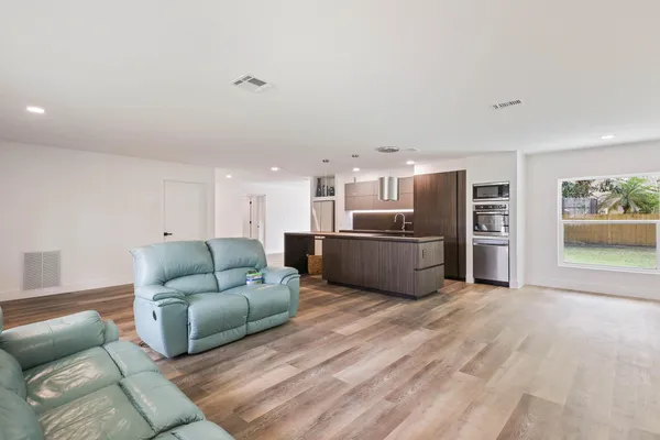 $609,000 | 430 La Mancha Avenue, Royal Palm Beach, FL 33411