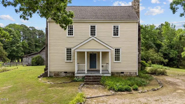 a view of a house with yard and plants