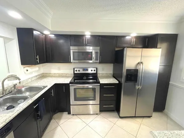 $2,400 | 2805 Southwest 22nd Avenue, Unit 2070, Delray Beach, FL 33445
