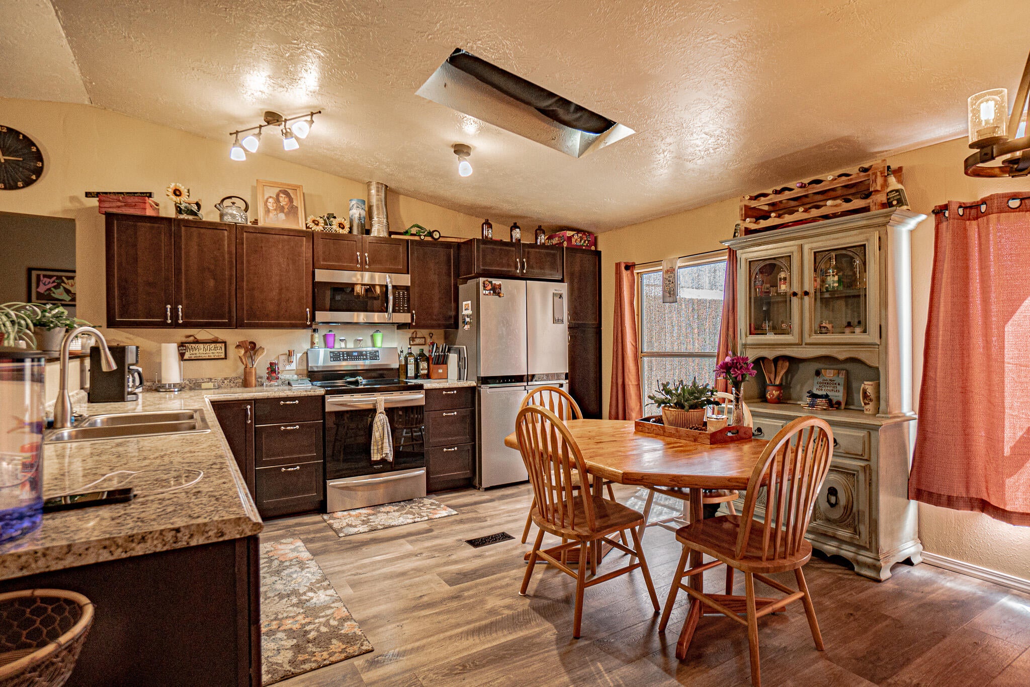 444 East Dutton Road Eagle Point, OR 97524 - Photo 22 of 40 Second Home Kitchen