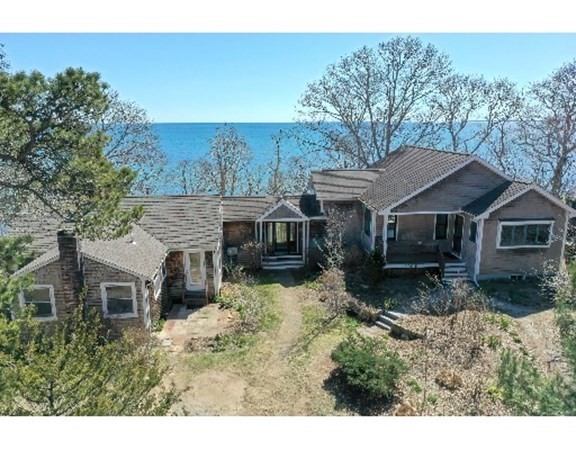 55 Lookout Point Road Plymouth, MA 02360 - Photo 6 of 42 a house that has a lot of plants in it