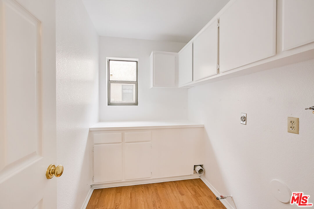 2535 West Ave K9 Lancaster, CA 93536 - Photo 25 of 35 a bathroom with a bathtub