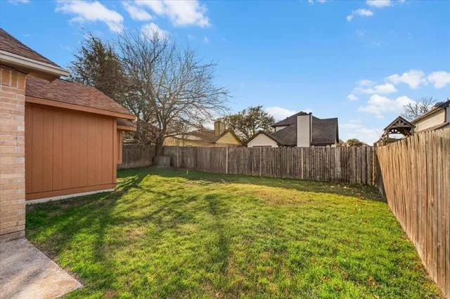 a view of a backyard