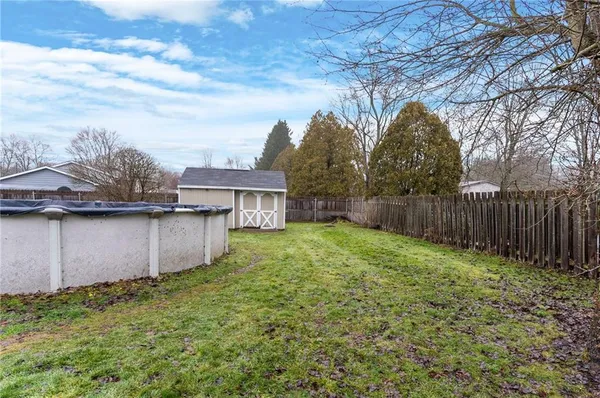 a view of a backyard