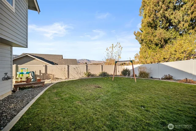 a view of a back yard