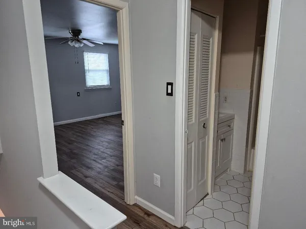 a view of entryway with window