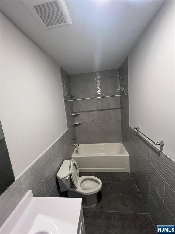 1060 Magnolia Avenue Elizabeth, NJ 07201 - Photo 18 of 22 a bathroom with a bathtub