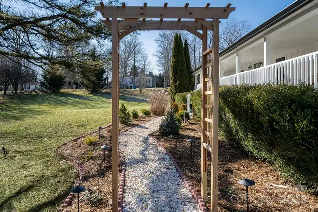 a view of a house with backyard and garden
