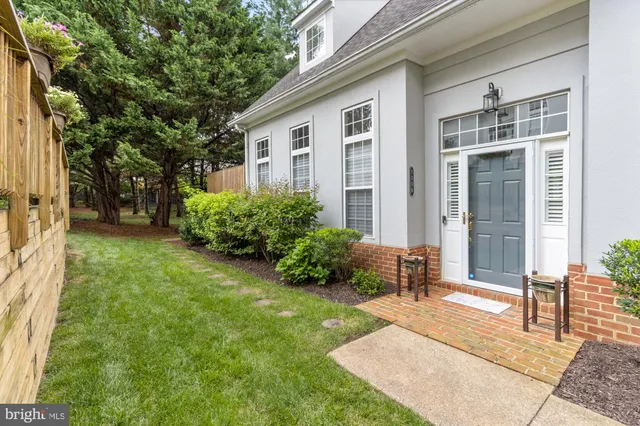 a view of a house with backyard and garden