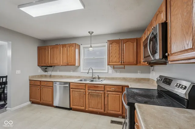 $329,000 | 1916 North Sandal Wood Drive, Yorktown, IN 47396