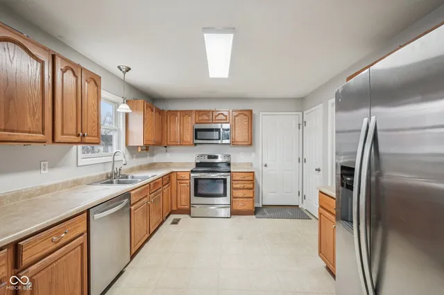 $329,000 | 1916 North Sandal Wood Drive, Yorktown, IN 47396